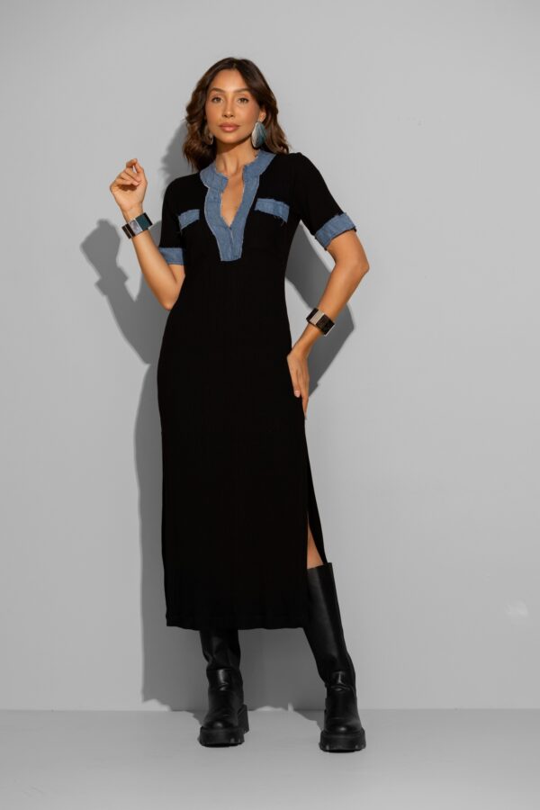 Vestido longo canelado detalhe jeans